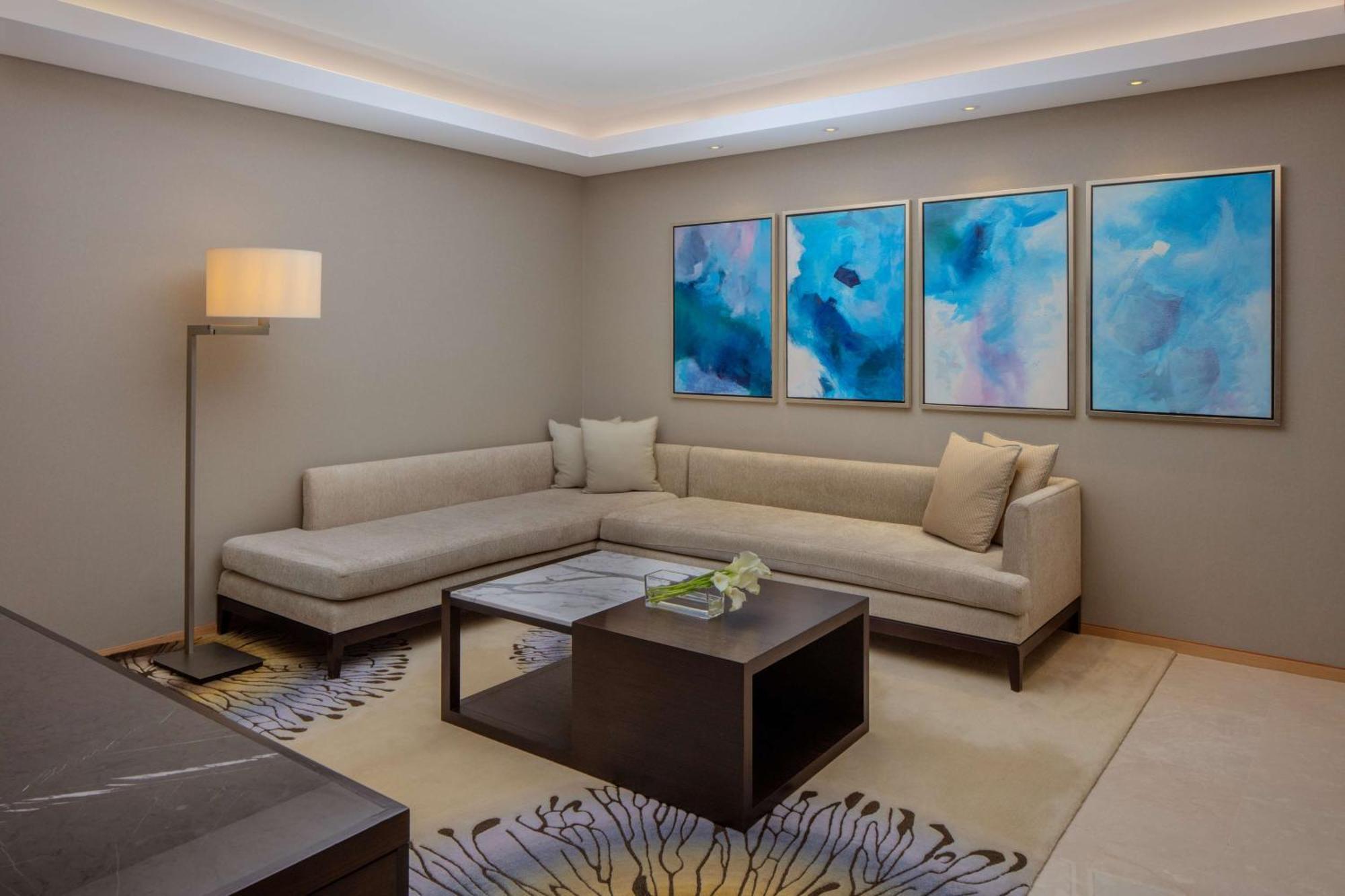 Hyatt Regency Riyadh Olaya Kültér fotó A living room at the Ritz-Carlton, DIFC