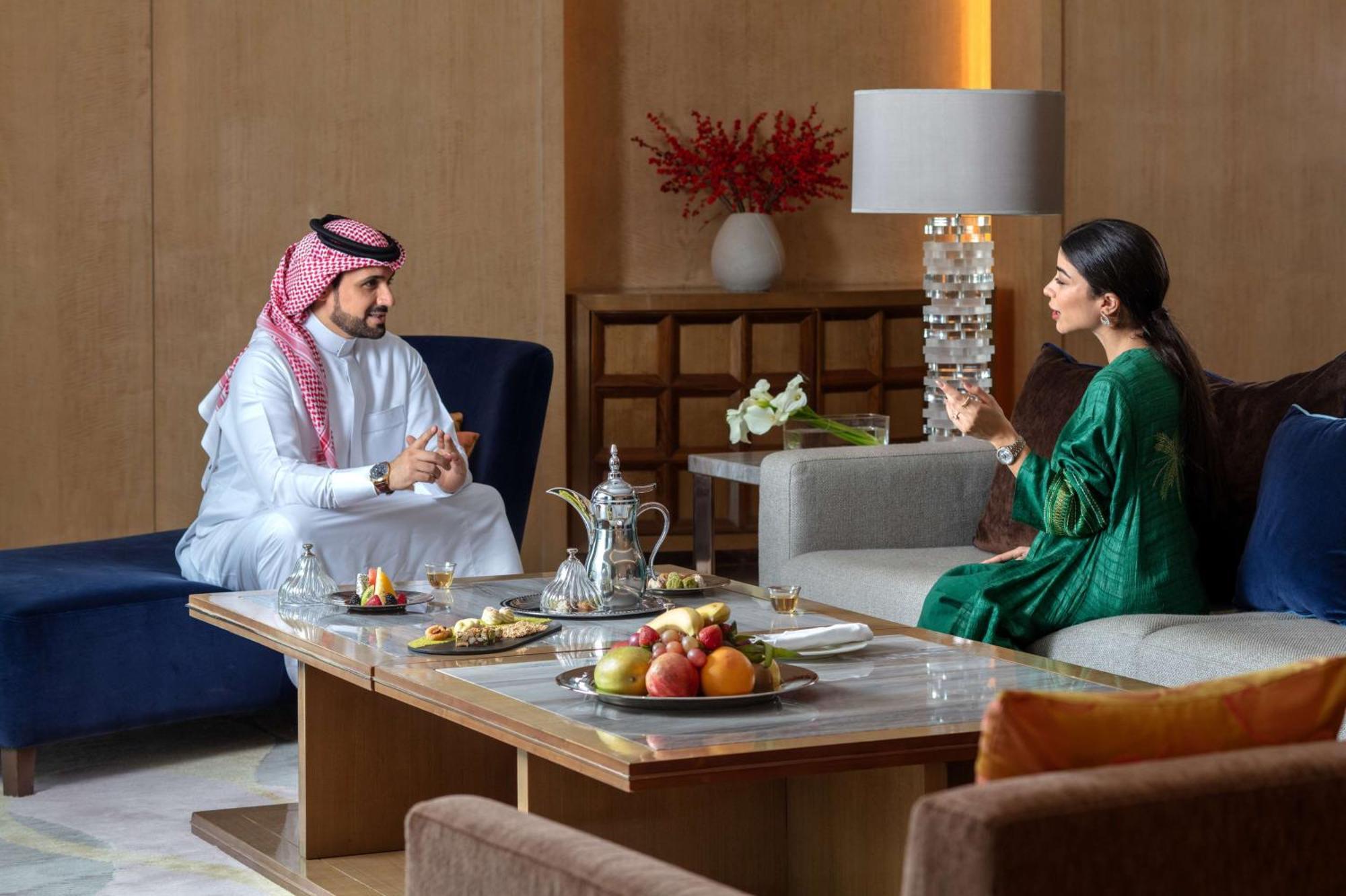 Hyatt Regency Riyadh Olaya Kültér fotó A Saudi Arabian man and woman in traditional dress