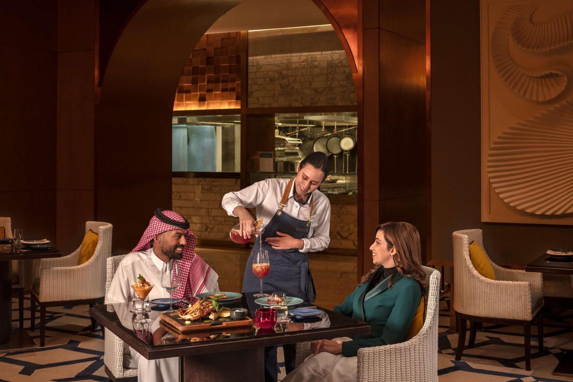 Hyatt Regency Riyadh Olaya Kültér fotó A restaurant in Riyadh