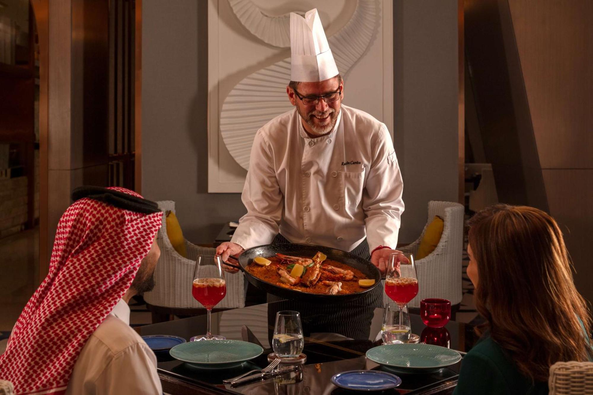 Hyatt Regency Riyadh Olaya Kültér fotó A chef serving food