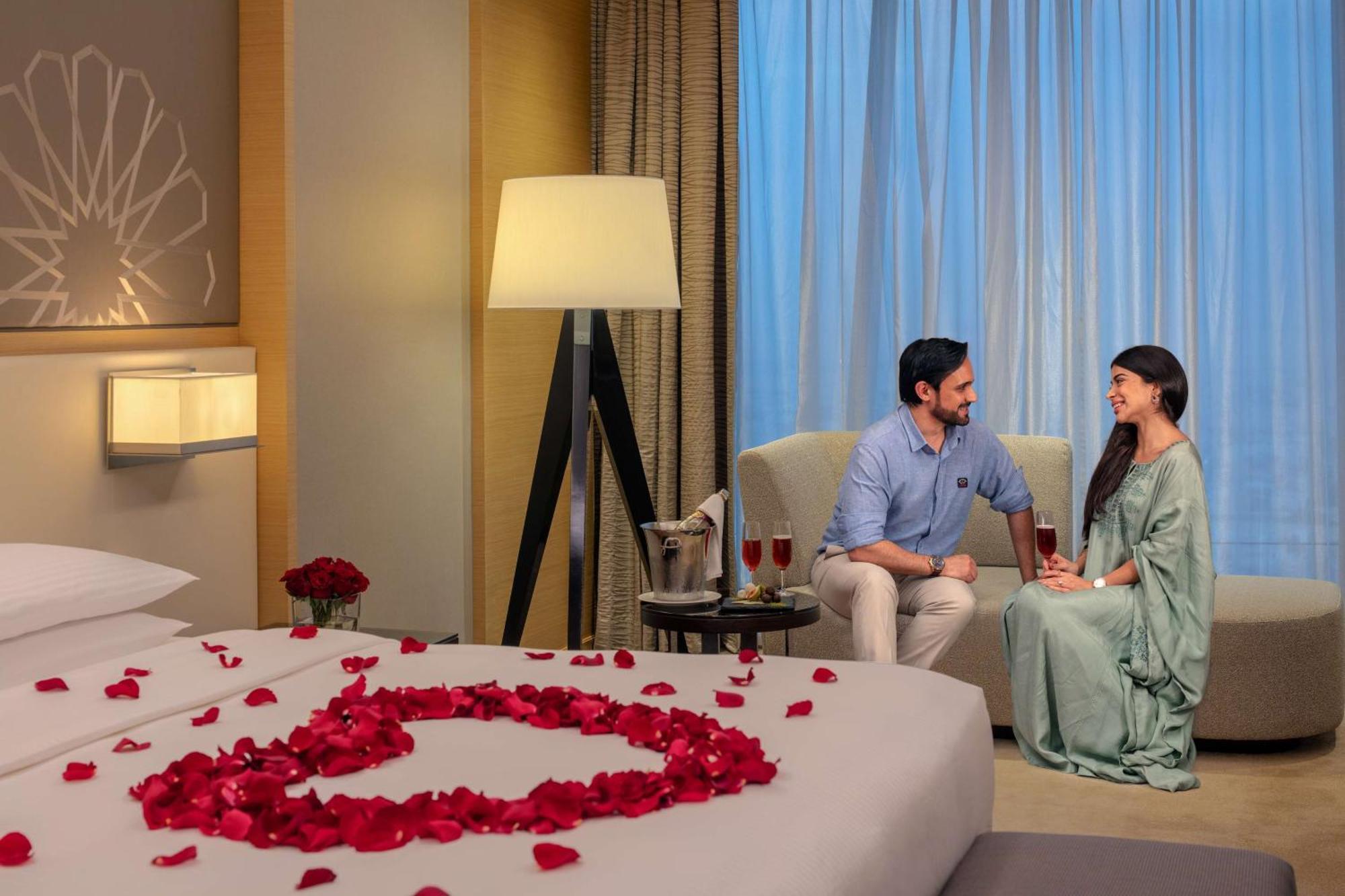 Hyatt Regency Riyadh Olaya Kültér fotó A couple in a hotel room