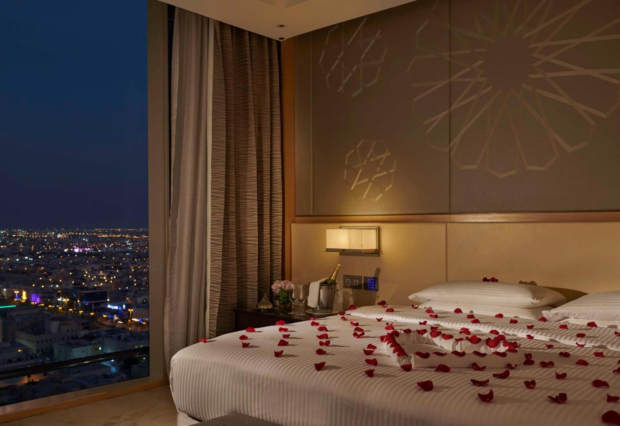 Hyatt Regency Riyadh Olaya Kültér fotó A bedroom at the hotel