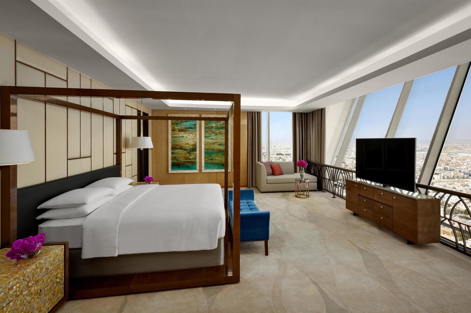 Hyatt Regency Riyadh Olaya Kültér fotó A bedroom at the Ritz-Carlton, Riyadh