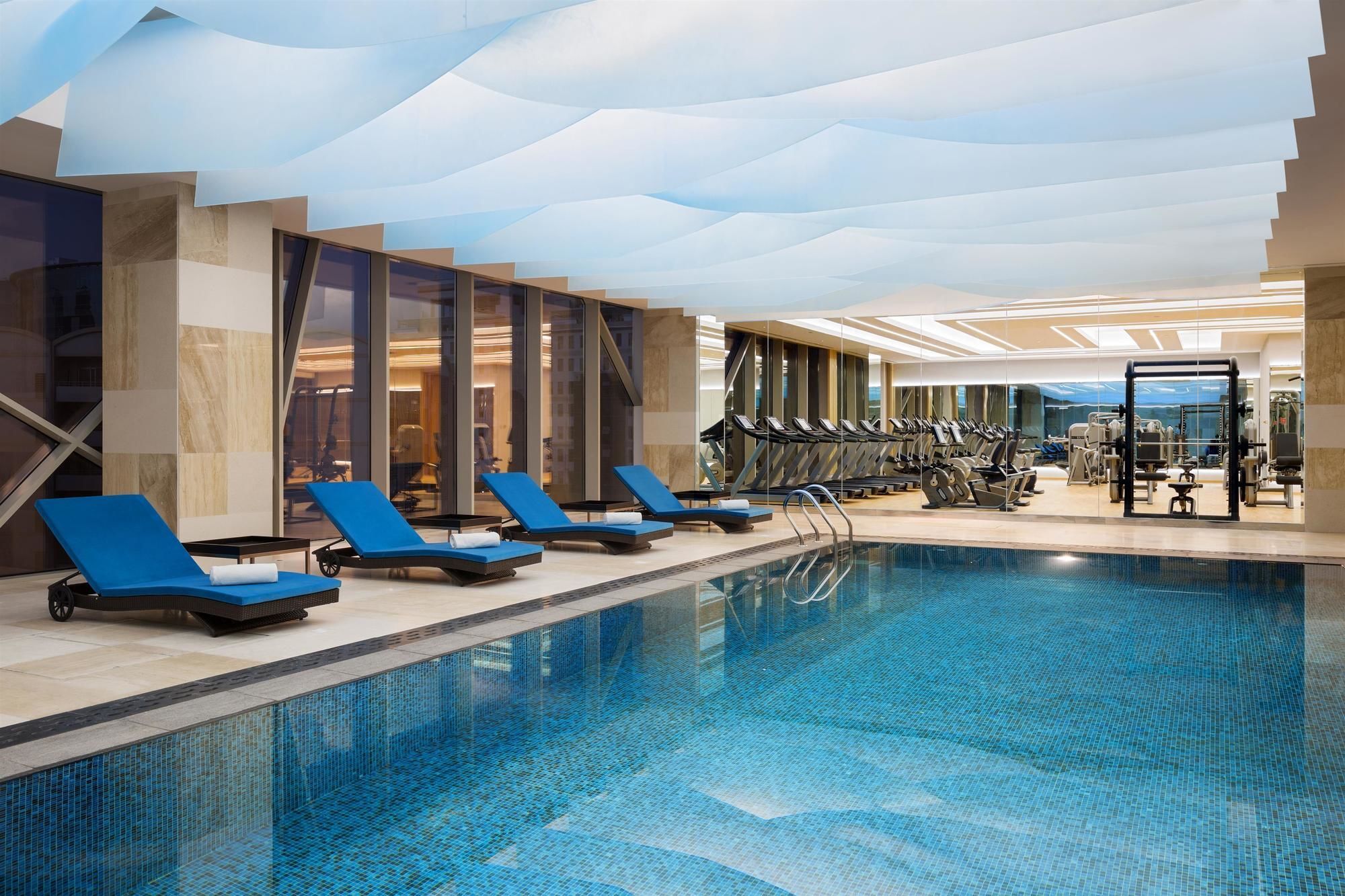 Hyatt Regency Riyadh Olaya Kültér fotó The swimming pool at the hotel